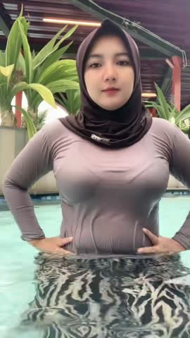 tika spil tt di kolam renang.mp4