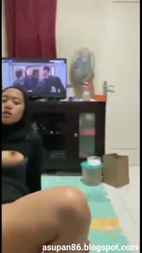 Bokep jilbab hijau ngewe di depan tv sampai mangap