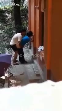Ketahuan Ngews Di Belakang Gedung Sekolah - Bokep indo