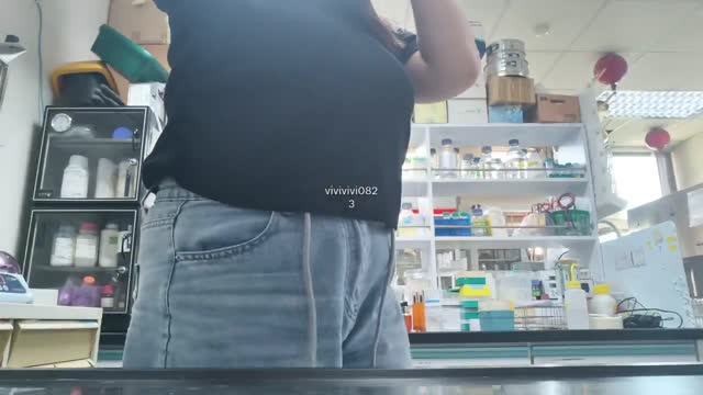 Pamer tobrut pas jaga toko.mp4