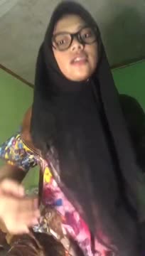 Gadis Jilbab tobrut pamer keindagan tubuh 2.mp4