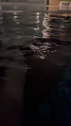 Ngwe di kolam renang pas malam hari biar anget