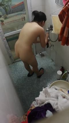ketahuan ngintip ABG cantik lagi mandi