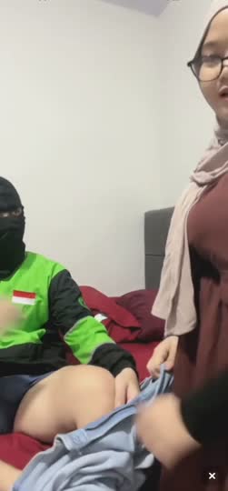 Istri Selingkuh Sama Gojek Ditinggal Suami Kerja.mp4