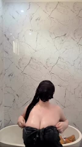 MANDI BARENG BERLIANA.mp4