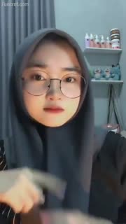 Cewek manis berkacamata live liatin ttnya.mp4