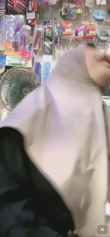 Miss G jaga toko sambil spill.mp4
