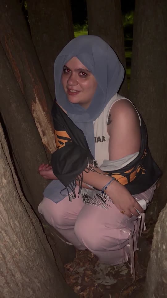 Ajak hijab biru main di taman tengah malam.mp4