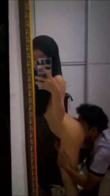 Hijab sukanya dijilatin bool.mp4