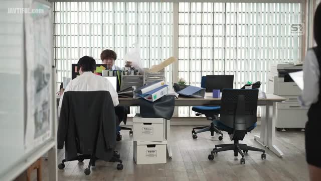 1 sub indo Aku tanpa sengaja bertemu Nagisa, anggota departemen akuntansi yang keras kepala dan terlalu serius,