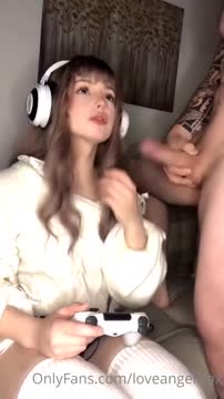 lagi main ps disodorin kontol gede