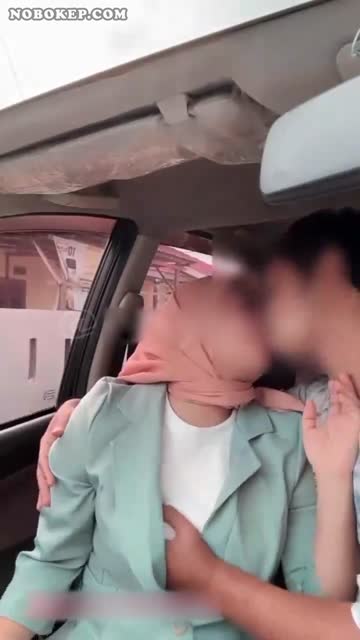 Bokep Indo Pegawai Bank Hijab Blowjob di Mobil