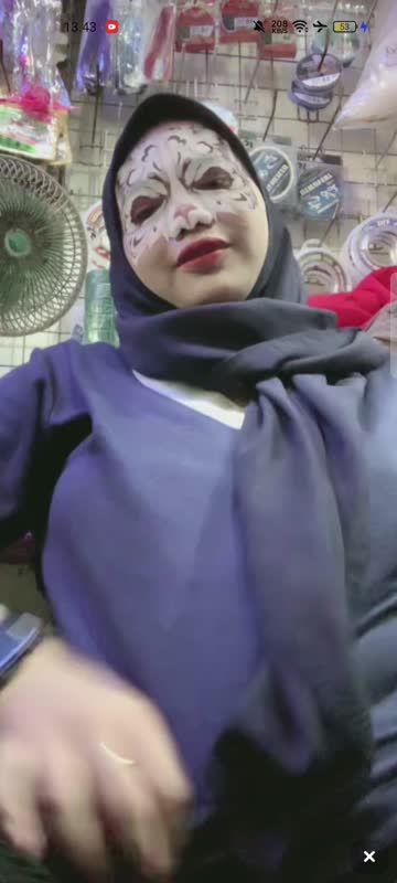 Dream penjaga toko listrik pamer susu saat kerja