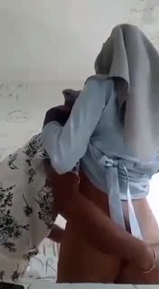 GiQw06qHC-136_anak_sekolah_mana_nih_ng3w3_di_kelas_-_DoodStream_-_PoopHD.mp4