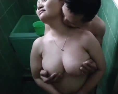 tante mandi bareng pacar di toilet umum.mp4