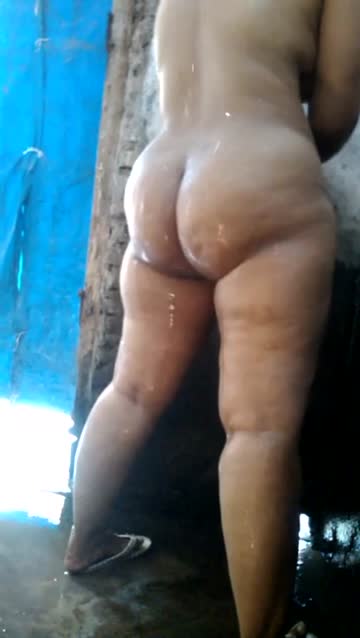 Ibu berdaster mandi kampung.mp4