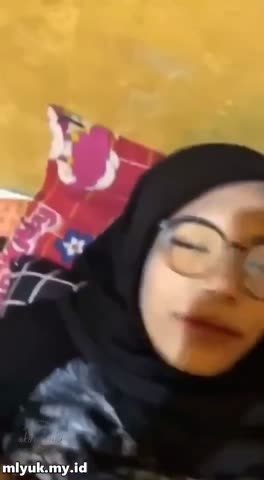 Crot dimuka cewek kacamata