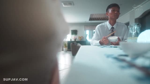 JUR-175 Godaan menghisap payudara menantu ayah. Istri anakku, "Aoi-san," berkeliaran di sekitar rumah dengan pakaian tak berdaya. Aoi Ichino