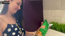 Alina Rai- Ibu tiri menghibur anak tirinya yang kesal dengan memeknya