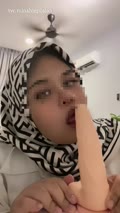 Gadis berhijab lagi asik nyepong dildo xHamster.mp4