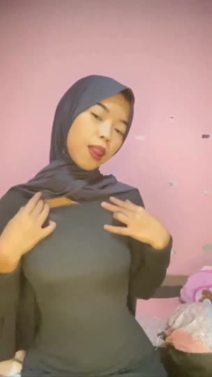 Abegeh Jilbab Abu2 buka baju untuk ayang.mp4