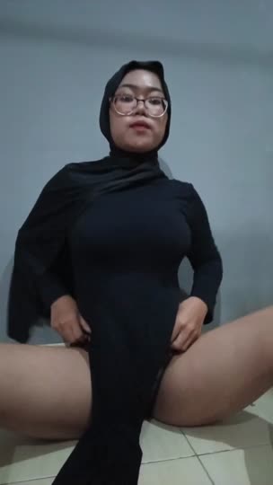 Ukhti Jilbab Hitam Kaca Mata Tobrut Parah Colmek.mp4