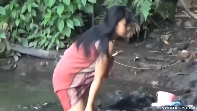 Bokep Indo Ngintip Cewek Kampung Lagi Mandi di Sungai
