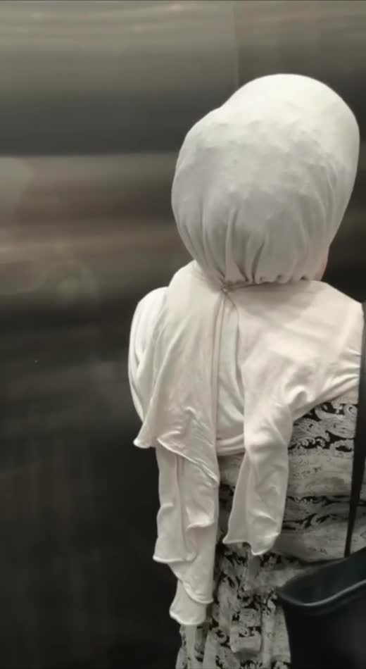 Tante Hijab STW Bingung Pilih K0nt0L Apa Anaknya yg Nangis Mulu.mp4