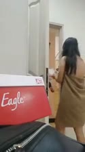 01 Siskaeee Di Depan Tukang Paket