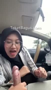 Cewe_Jilbab_Sepongin_Cowoknya_Di_Mobil_Kontolnya_Bau_Jengkol.mp4