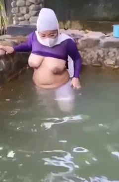 (0) TANTE SEMOX LAGI ASIK BERENANG EH PAK RT DATANG.mp4