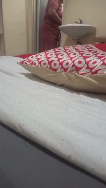Gak ada sopan sopanya nih binor. Sekalinya namu langsung ngamar sekalian cek kejantanan kontol