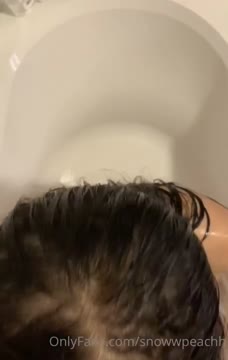 Lagi Mandi Tiba-Tiba Pacar Masuk Ngajakin Ngewe