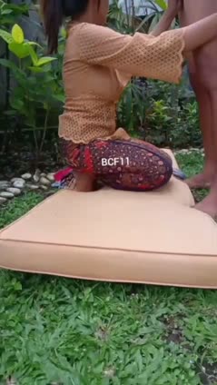 Pasangan Suami Istri Bali ngentot di Ruang Terbuka Taman - Foto Cewek Bugil.mp4