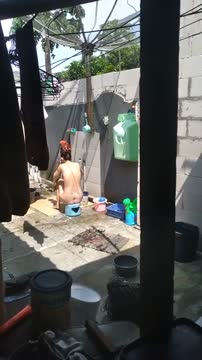 Ngintip mandi di halaman rumah belakang ada baskom biru gayung hijau