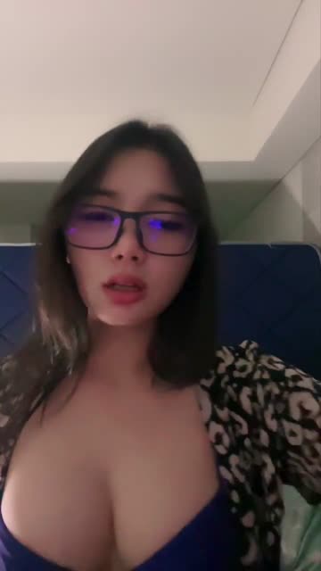 Host Cantik Tante Julia Lea Live Show 3 - Telegram galeryhd.mp4.mp4