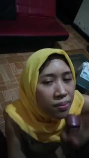 HIJAB KUNING KENA CROT DI MUKA DARI KONTOL KECIL - XNXX COM