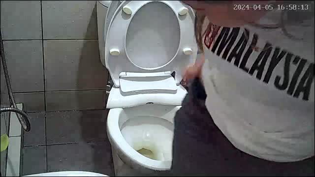 Ngintip toilet umum 04