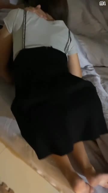 Ngetot teman saat pacarnya tidur di samping  Video lainnya cek tele @bungaj.mp4