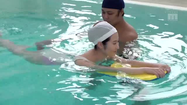 [ Jav Sub Indo ] Seorang siswa datang ke kolam renang umum dengan putingnya terlihat melalui pakaian renangnya, dan melakukan kekerasan. Dia meremas putingnya dan mengencangkan penisnya untuk sesi pelatihan creampie yang tidak senonoh. Rikka Ono MIDV-843