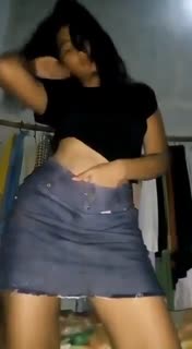 Yuni Retnawati Colok 4 Jari