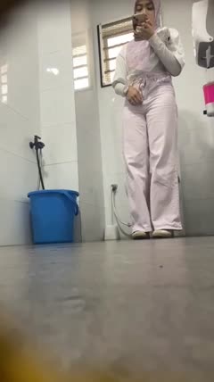 Ngintip Pipis Hijab Bening di Toilet Ayam Pak Gembus.mp4