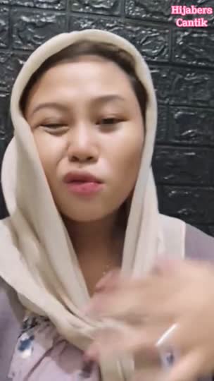 Hijab style hijabers Bunda Keisha outfit simple menyapa para penggemar
