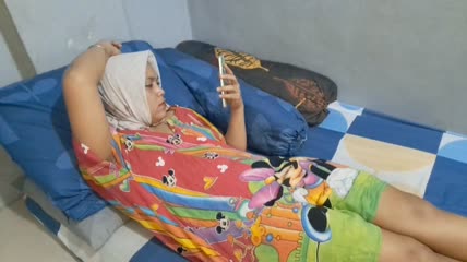  Bibi Berjilbab Lagi Chat Sama Suaminya Eh Ponakan Masuk Kamar Langsung Nyungsepin Pala Ke Selangkangan Bibi.mp4