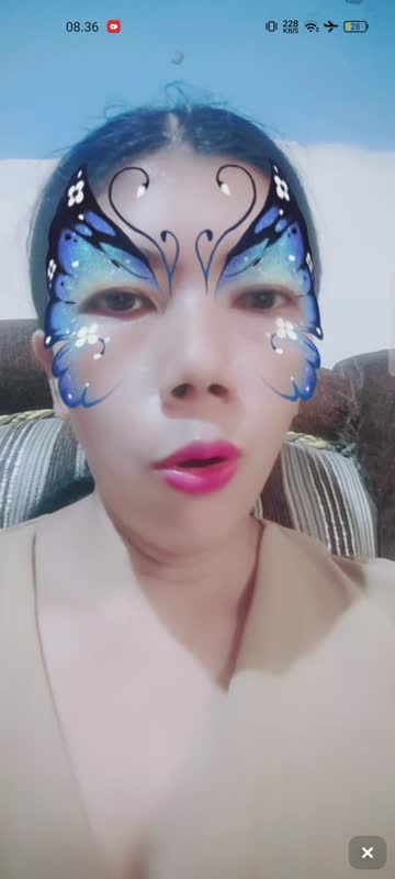 Tante mika eksib memek berjengger 