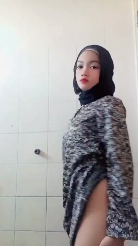 Nonton Video Ukhti Hijab Colmek Pake Terong Sakti Indo AV.mp4