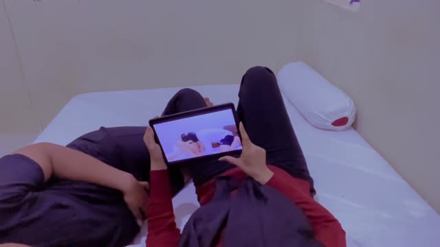 Nonton bokep bareng kakak tiri malah jadi mesum.mp4