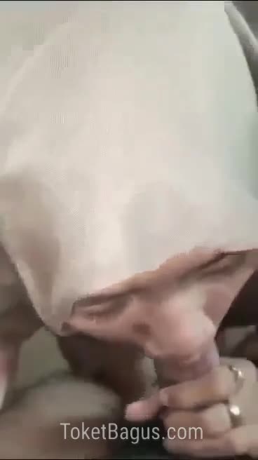 Ukhty sma kaget  pertama kali memeknya dimasukin kontol gede.mp4