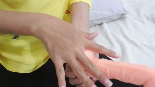 Masturbasi dan menunjukkan lubang memek.mp4