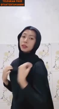 Ukhti imut kebelet sange omek di toilet.mp4